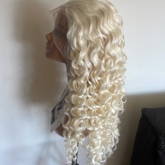 - 26” BLONDE CURLY Lace Front Wig *NWT* main image 6